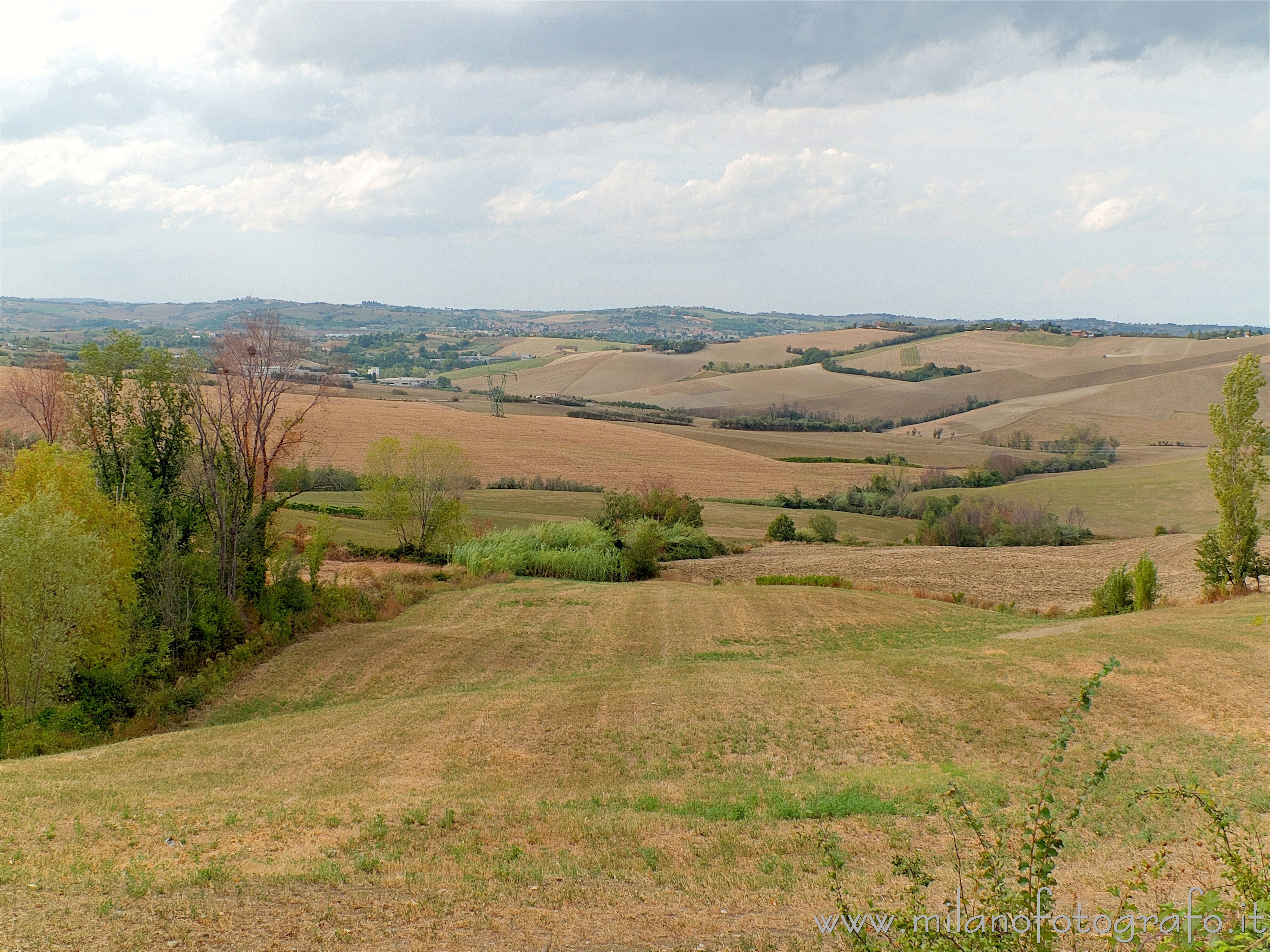 Saludecio (Rimini) - Vista da via Pulzona sulla campagna romagnola a fine Estate